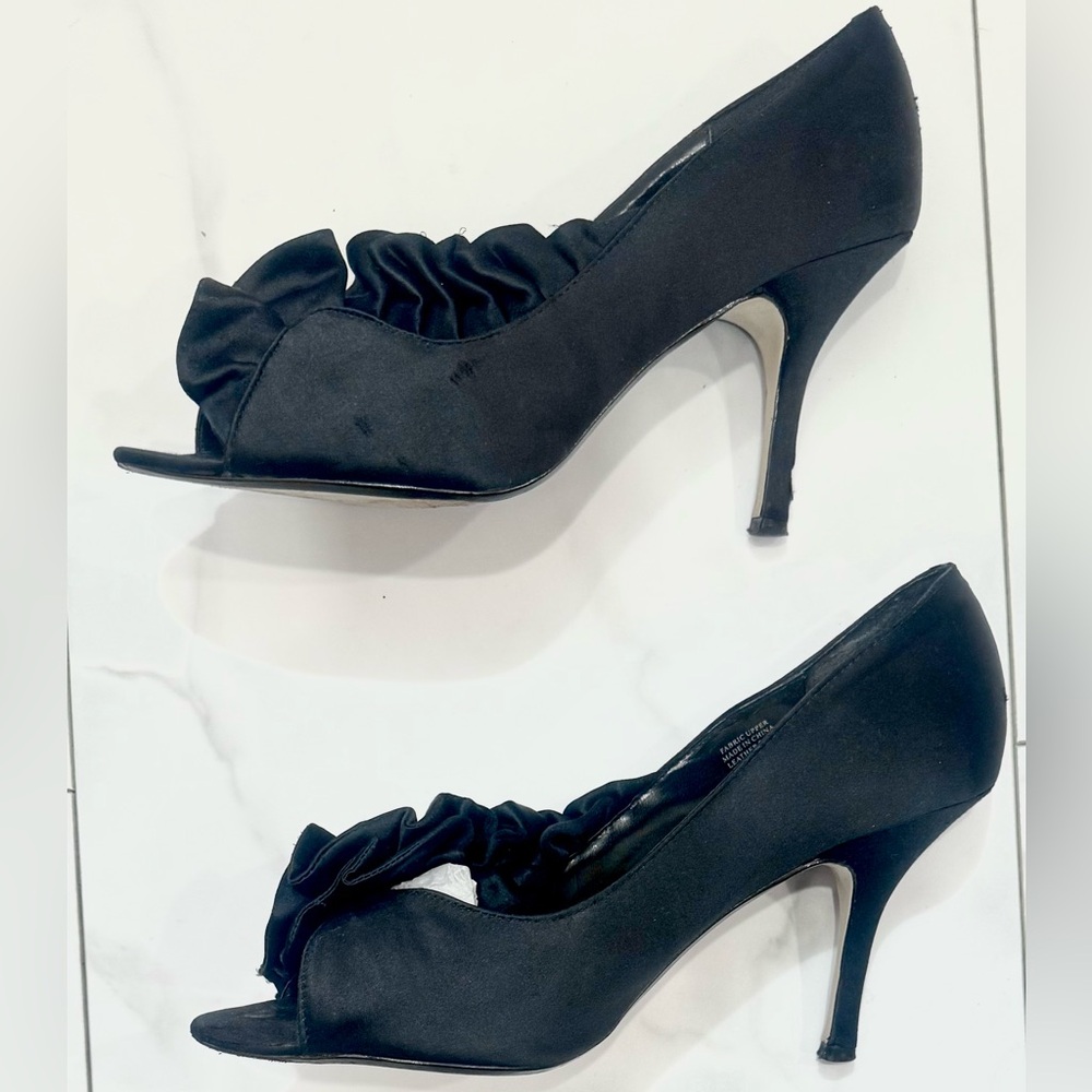🖤 Satin Ruffled Heels - Picture 2 of 9